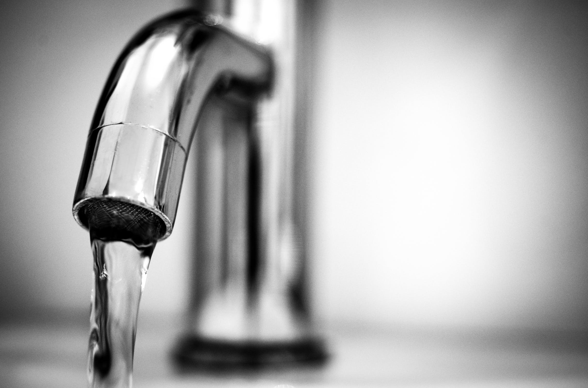 water-tap-black-and-white-macro-615326-1